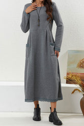 Kleid mit einfarbigem Saum und Taschen